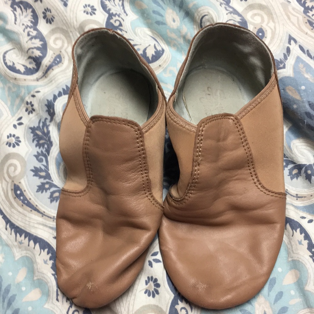 Used tan jazz shoes.
